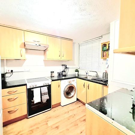 Cosy Luxurious 3 Bedroom House, Free Parking, Free Wifi, Private Garden, Free Netflix Havering Екстериор снимка
