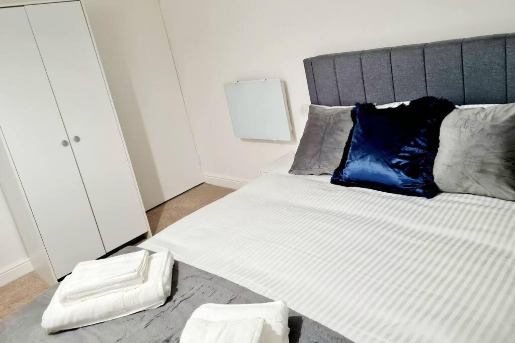 Cosy Luxurious 3 Bedroom House, Free Parking, Free Wifi, Private Garden, Free Netflix Havering Екстериор снимка