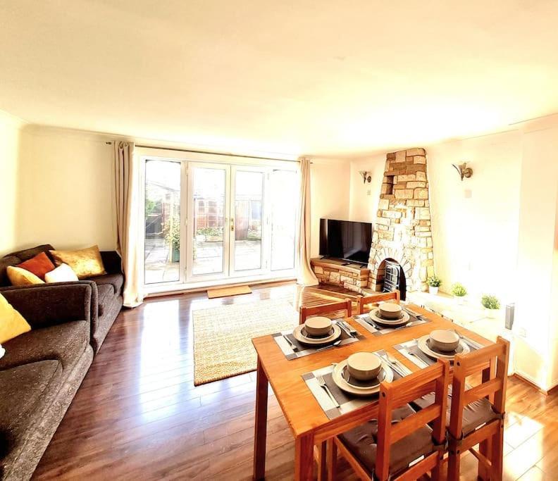 Cosy Luxurious 3 Bedroom House, Free Parking, Free Wifi, Private Garden, Free Netflix Havering Екстериор снимка