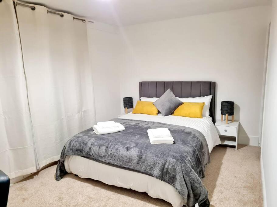 Cosy Luxurious 3 Bedroom House, Free Parking, Free Wifi, Private Garden, Free Netflix Havering Екстериор снимка