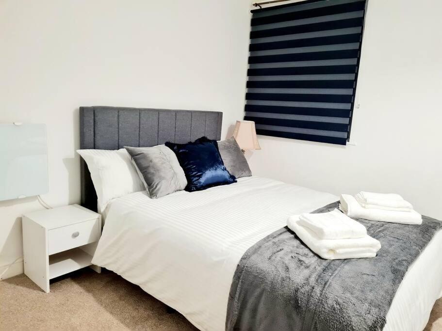 Cosy Luxurious 3 Bedroom House, Free Parking, Free Wifi, Private Garden, Free Netflix Havering Екстериор снимка