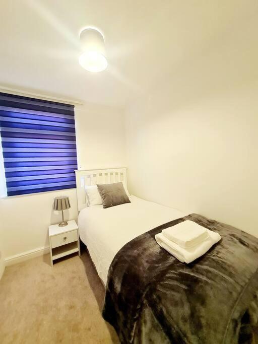 Cosy Luxurious 3 Bedroom House, Free Parking, Free Wifi, Private Garden, Free Netflix Havering Екстериор снимка