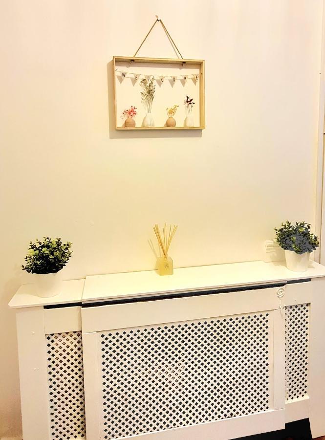 Cosy Luxurious 3 Bedroom House, Free Parking, Free Wifi, Private Garden, Free Netflix Havering Екстериор снимка