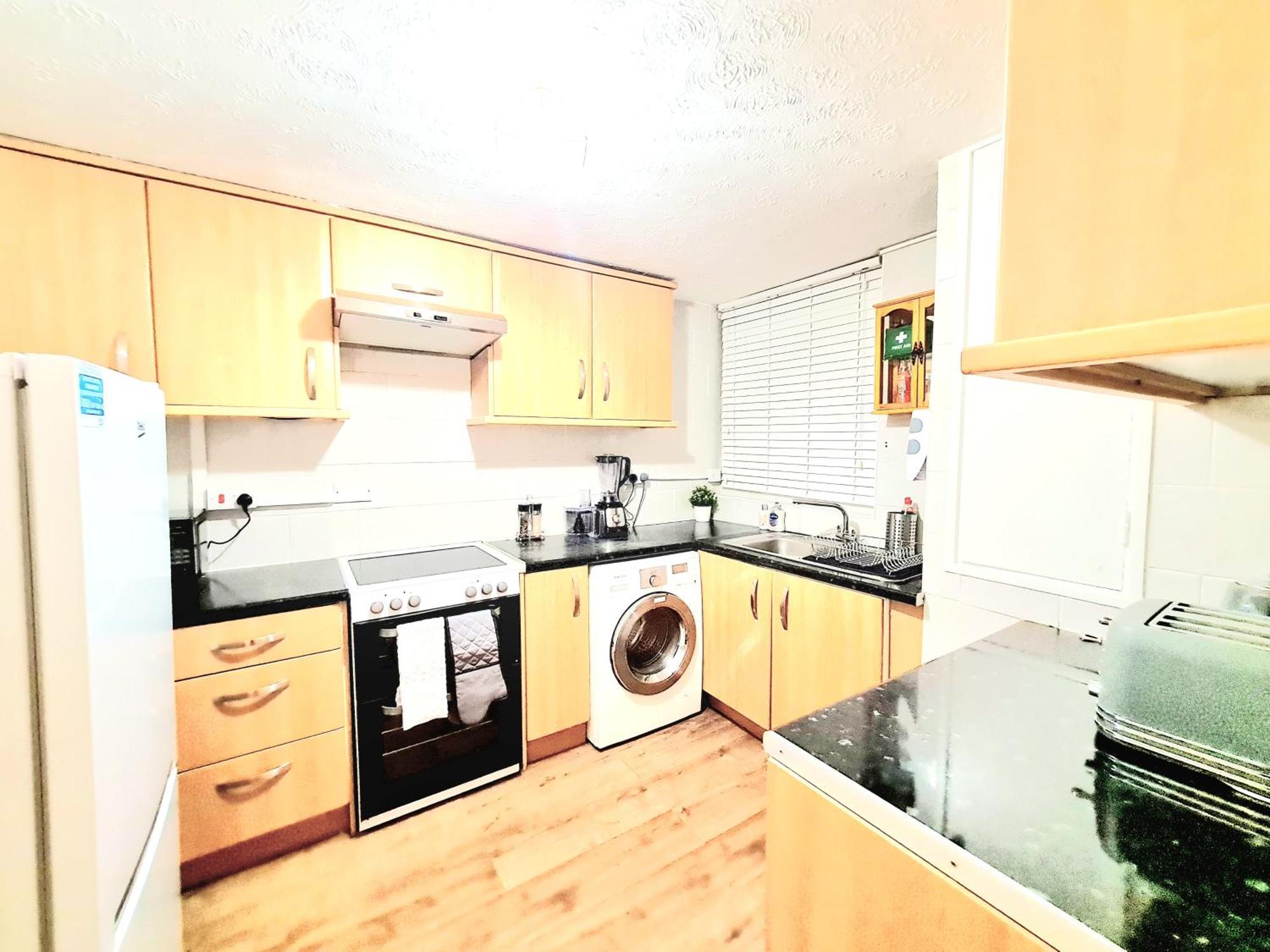 Cosy Luxurious 3 Bedroom House, Free Parking, Free Wifi, Private Garden, Free Netflix Havering Екстериор снимка